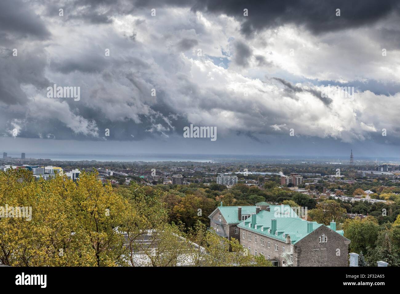 Ciel orageux et ville de Montréal, début automne, Villa Maria école privée en premier plan, Montréal, QC Banque D'Images