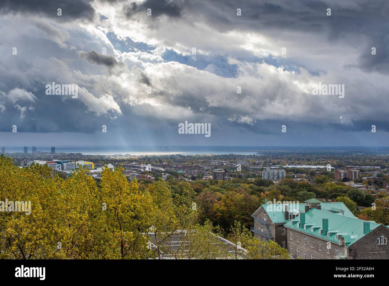 Ciel orageux et ville de Montréal, début automne, Villa Maria école privée en premier plan, Montréal, QC Banque D'Images