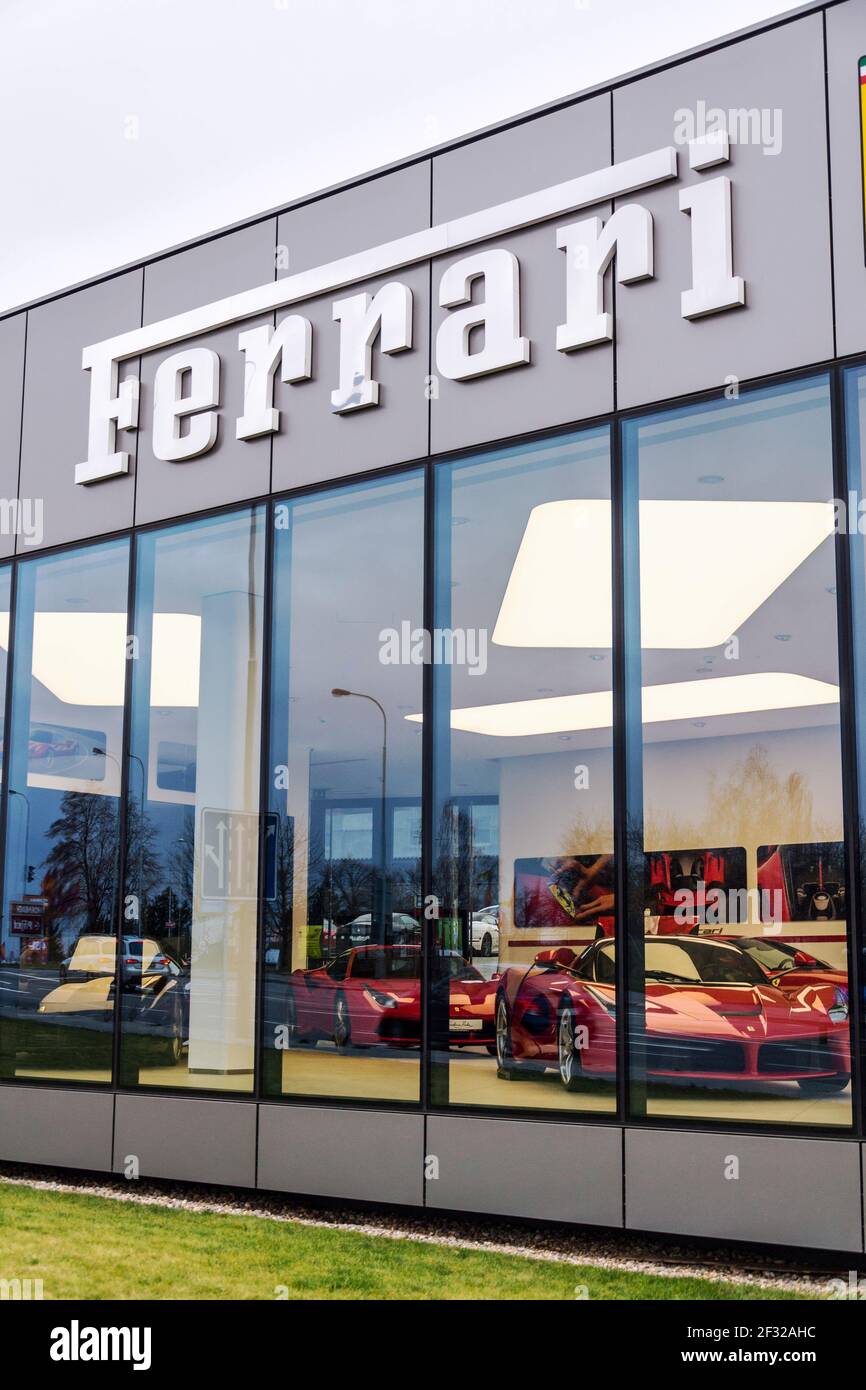 Ferrari dealership car Banque de photographies et d'images à haute  résolution - Alamy