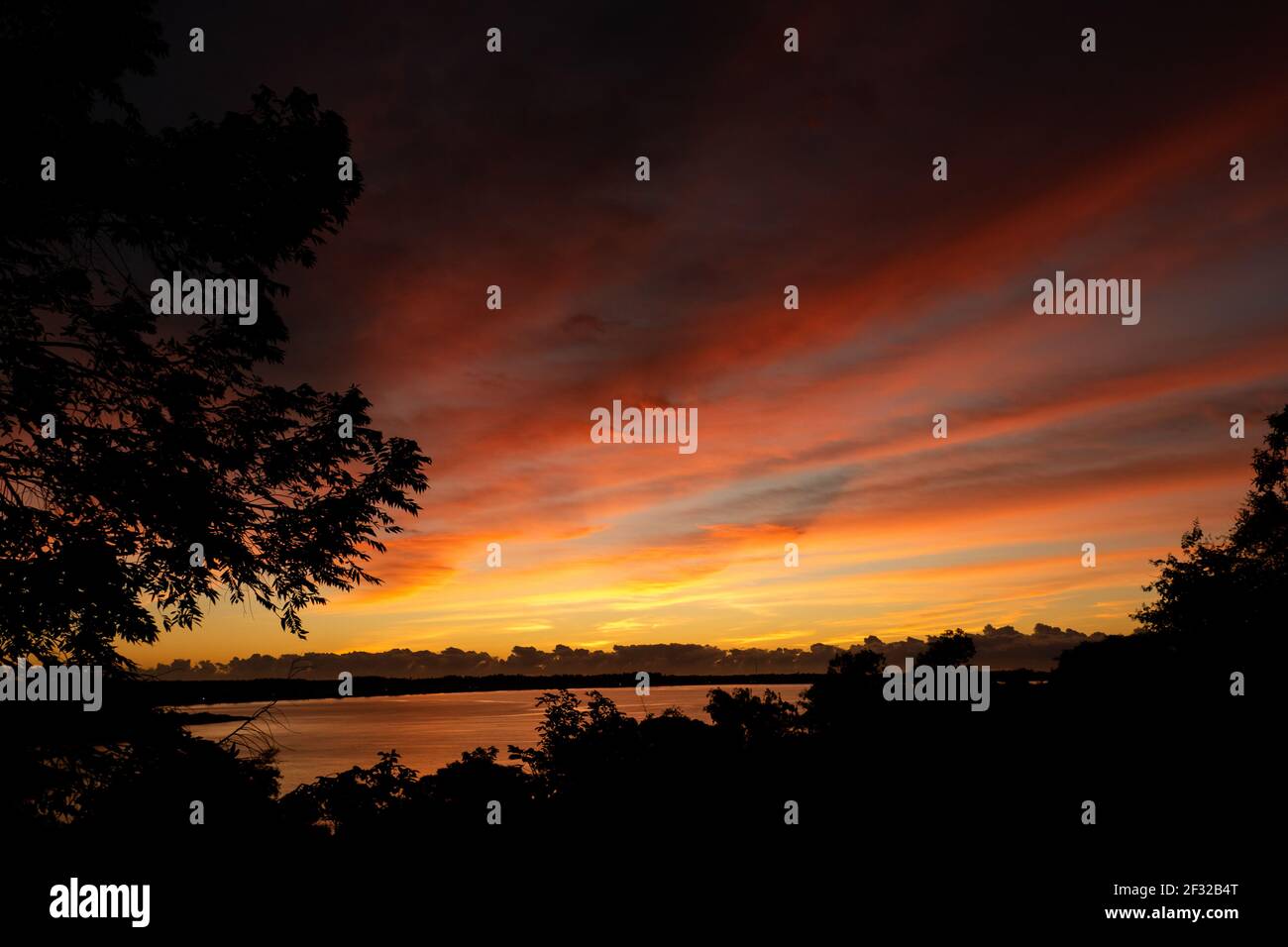 Lever de soleil coloré à Anchieta, État de Espirito Santo, Brésil Banque D'Images