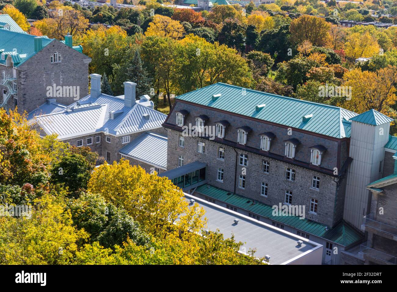 Vue sur la ville et le poulilage de l'automne Ouest de l'île de Montréal du NDG à l'ouest de l'île, Villa Maria Private School in the Foreground, Montréal, QC Banque D'Images