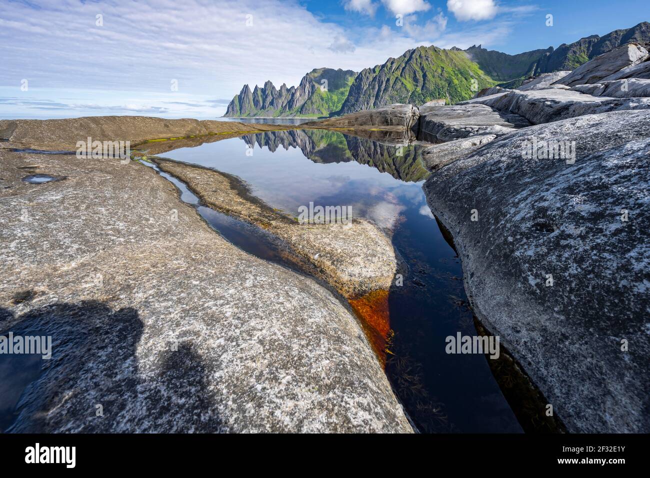 Piscine à marée, côte rocheuse de Tungeneset, pic rocheux dents du diable, dents du diable, Okshornan, Steinfjorden, île Senja, Troms, Norvège Banque D'Images