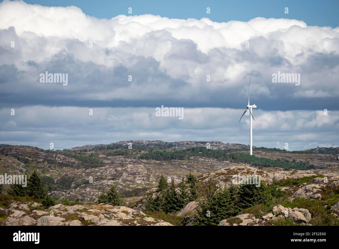 Éolienne dans les montagnes rocheuses, production d'énergie durable, énergie éolienne, Norvège Banque D'Images