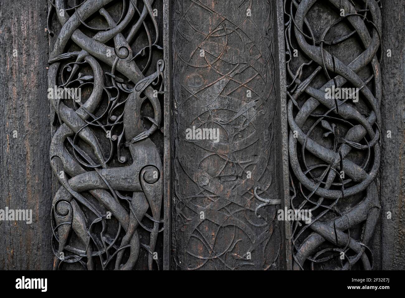 Portail nord sculpté avec art, art celtique avec traditions des Vikings, église Urnes Stave, église romane de CA. 1130, Vestland, Norvège Banque D'Images