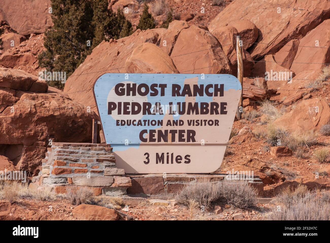 Collines de Red Rock le long de l'autoroute 84 près d'Abiquiu - Nouveau-Mexique (près de Ghost Ranch). Ce sont les vues si souvent peintes par Georgia O'Keeffe. Banque D'Images
