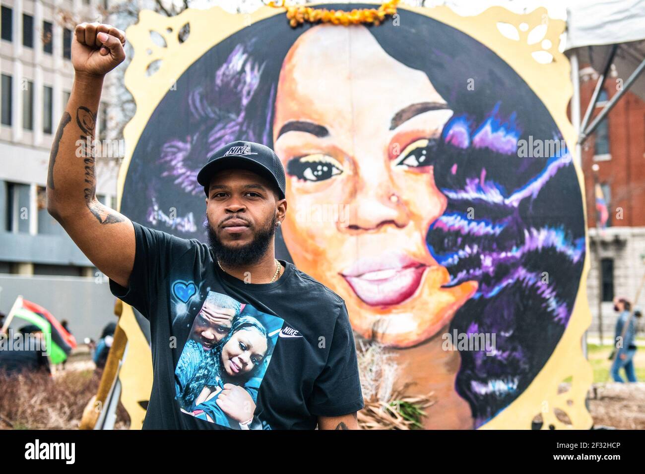 Louisville, États-Unis. 13 mars 2021. L'ami de Breonna, Kenneth Walker, pose devant son portrait peint à l'occasion du premier anniversaire de la mort de Breonna Taylor le 13 mars 2021 à Louisville, Kentucky. (Photo de Chris Tuite/ImageSPACE/Sipa USA) crédit: SIPA USA/Alay Live News Banque D'Images