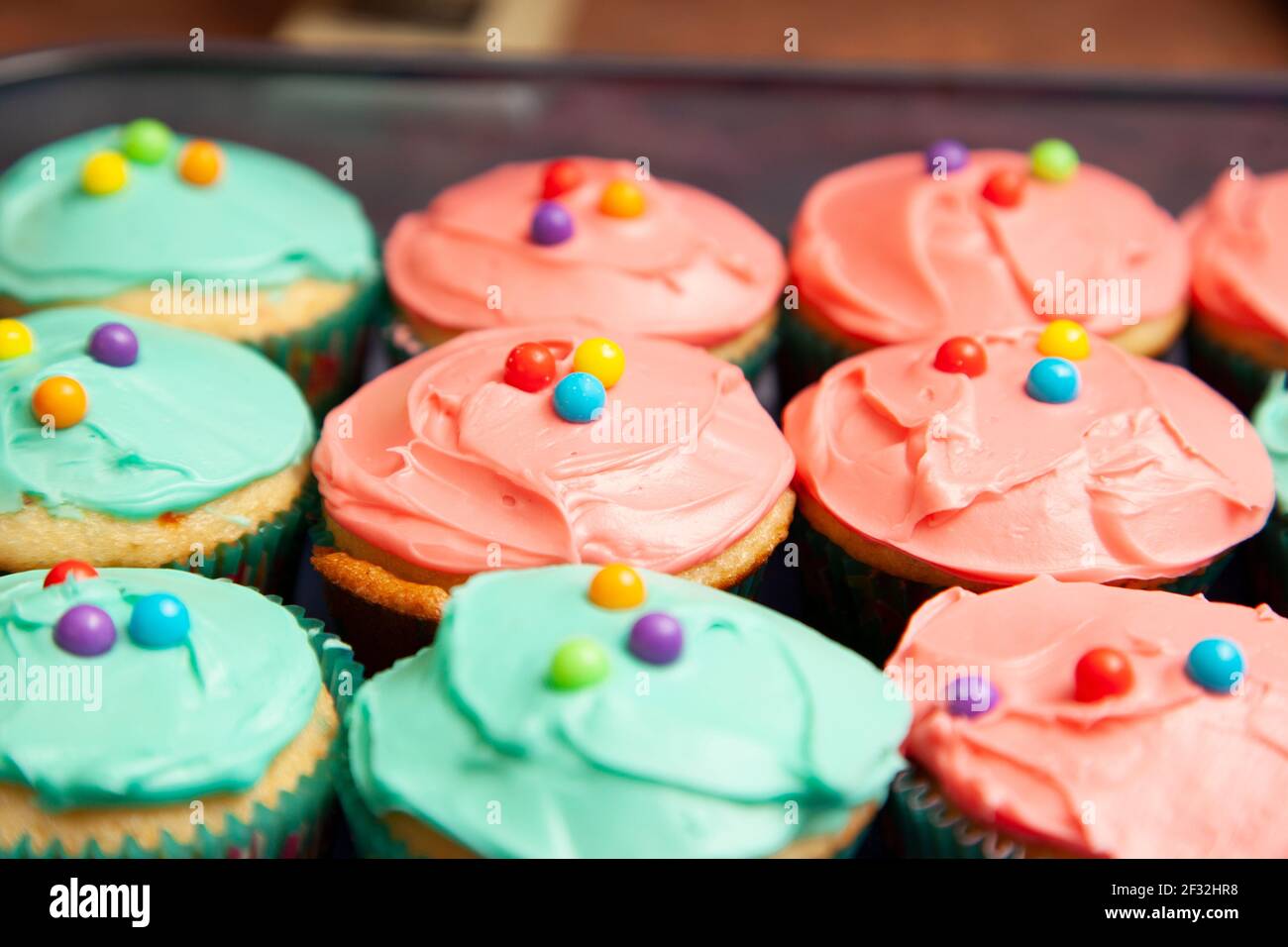 cupcakes colorés et éautientièrement dépolis avec bonbons sur le dessus Banque D'Images