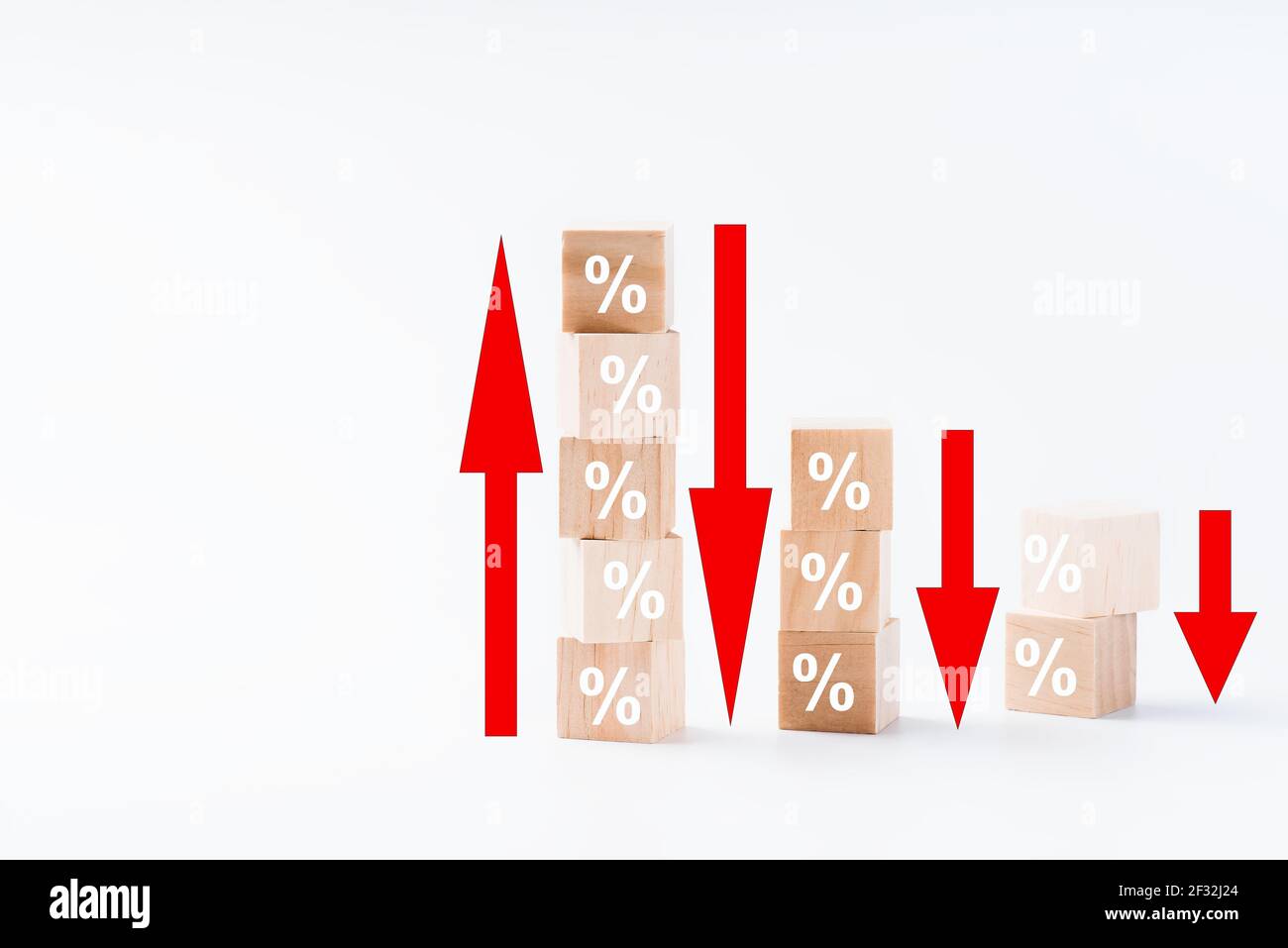 Le bloc de cube en bois augmente avec le symbole de pourcentage d'icône vers le haut Direction.intérêt Taux de financement et taux hypothécaires concept.concept de vente et de Banque D'Images