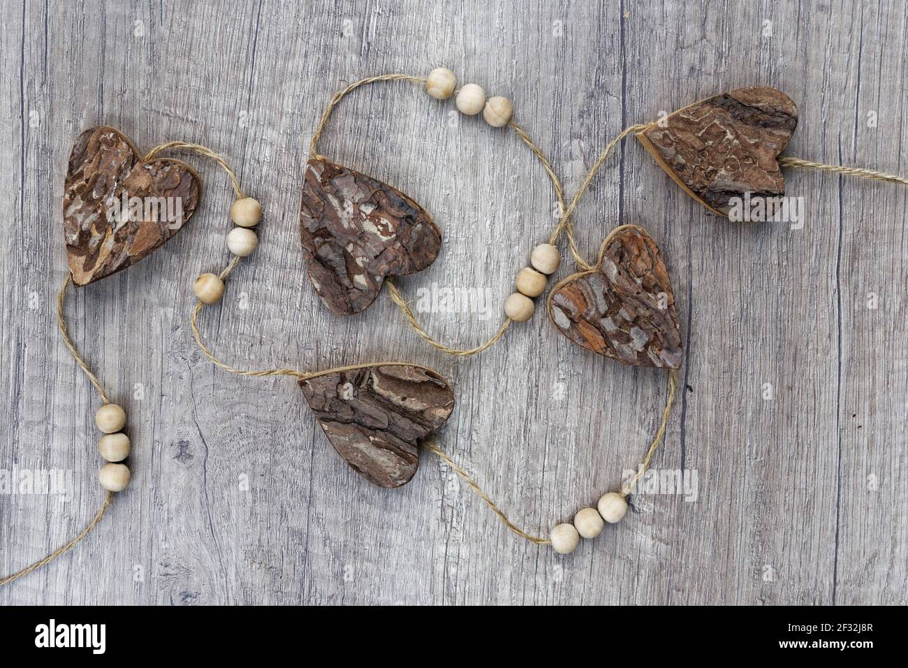 Coeurs de wodden enfilés sur le cordon Banque D'Images