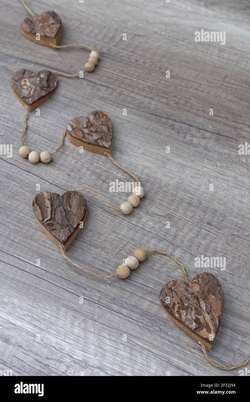 Coeurs de wodden enfilés sur le cordon Banque D'Images