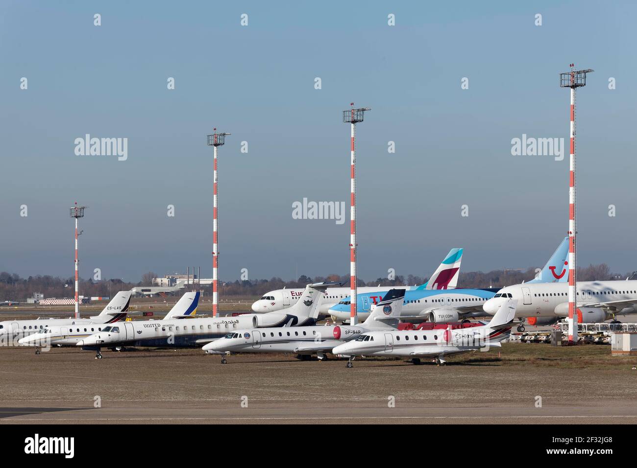 Avions d'affaires et privés garés, Executive terminal Jet Aviation, aéroport de Düsseldorf, Rhénanie-du-Nord-Westphalie, Allemagne Banque D'Images