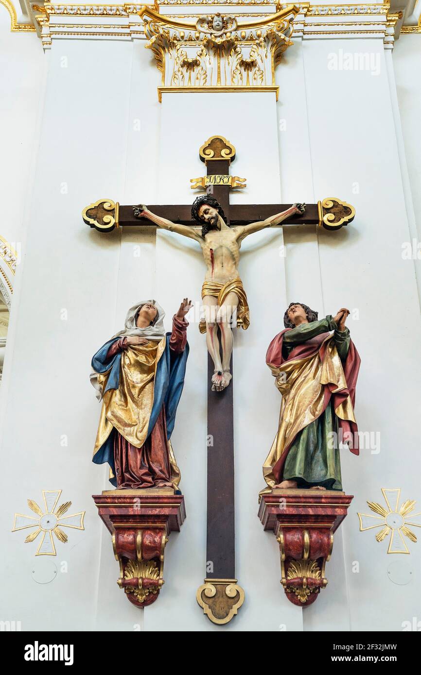 Christ sur la croix avec des personnages en deuil, Lorenzirche, Kempten, Allgaeu, haute-Swabia, Swabia, Bavière, Allemagne Banque D'Images