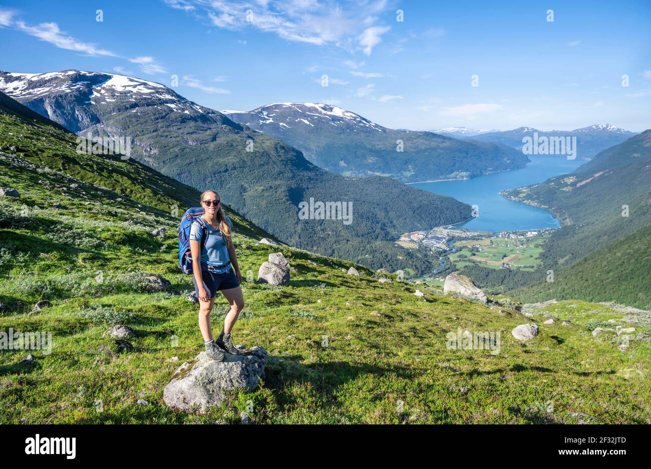 Randonnée sur le sentier de la montagne Skala, fjord Innvikfjorden, parc national de Jostedalsbreen, Stryn, Vestland, Norvège Banque D'Images