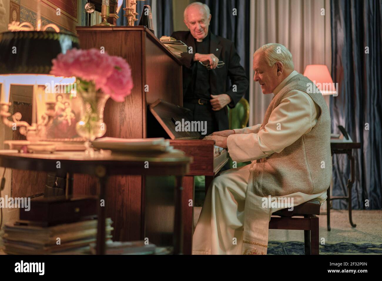 PRYCE, HOPKINS, LES DEUX PAPES, 2019, ©PETER MOUNTAIN/NETFLIX Banque D'Images