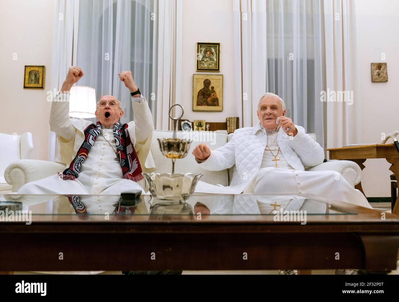 PRYCE, HOPKINS, LES DEUX PAPES, 2019, ©PETER MOUNTAIN/NETFLIX Banque D'Images