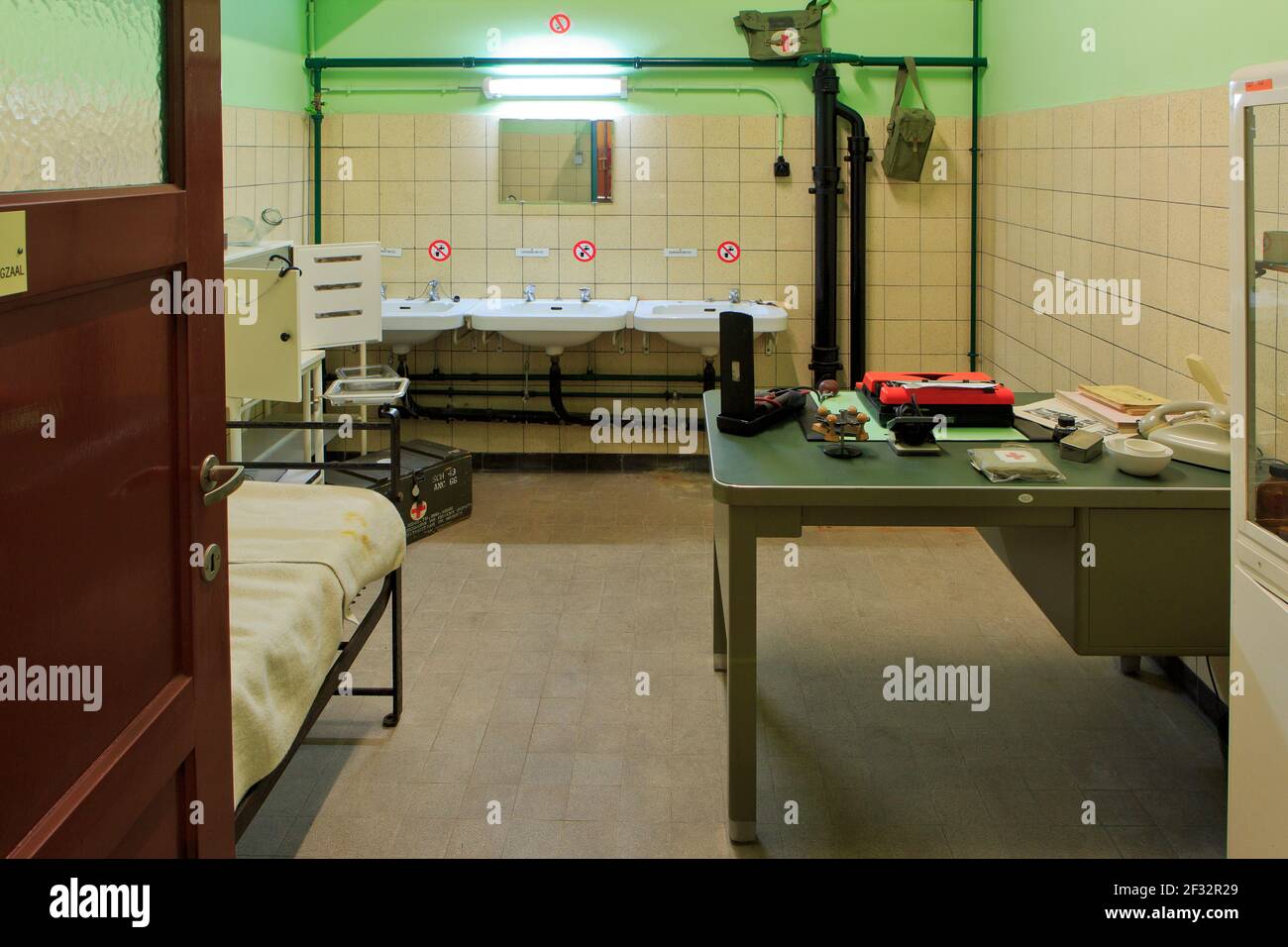 L'infirmerie/salle de premiers soins à l'intérieur du bunker de commandement souterrain de la Guerre froide (maintenant musée) à Kemmel (Heuvelland), Belgique Banque D'Images