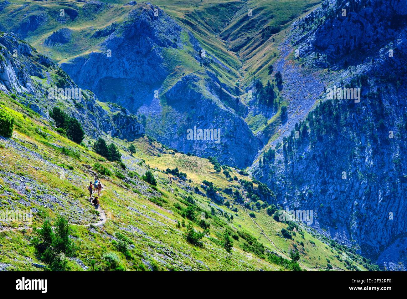 Randonneurs dans un chemin dans un paysage de montagne. Itinéraire IBON de Acherito. Banque D'Images