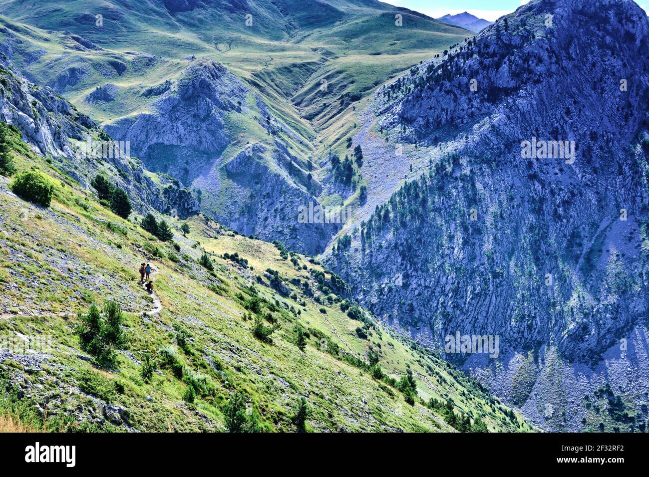 Randonneurs dans un chemin dans un paysage de montagne. Itinéraire IBON de Acherito. Banque D'Images