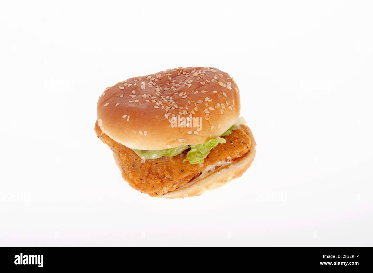 Sandwich Burger King Chicken Jr en rouleau isolé sur blanc arrière-plan Banque D'Images