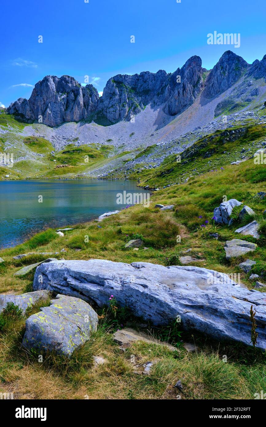 IBON de Acherito montagne lac de glaciar. Itinéraire IBON de Acherito. Banque D'Images