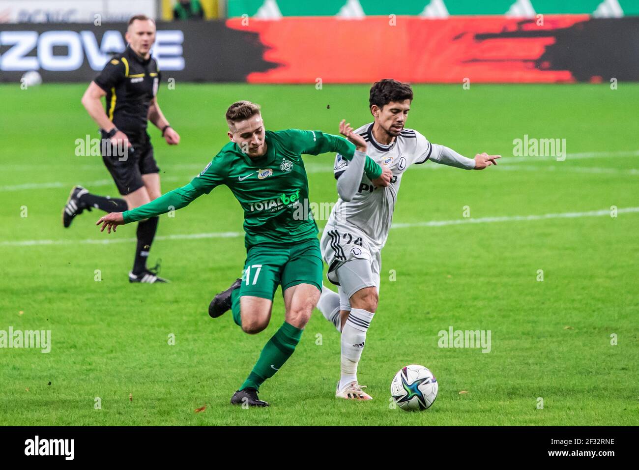 Varsovie, Pologne. 13 mars 2021. Mateusz Czyzyzycki de Warta et Andre Martins de Legia sont vus en action pendant le match polonais PKO Ekstraklasa League entre Legia Warszawa et Warta Poznan au Maréchal Jozef Pilsudski Legia Warsaw Municipal Stadium.(score final; Legia Warszawa 3:2 Warta Poznan) (photo par Mikolaj Barbanell/SOPA) image de crédit/Sipa Etats-Unis : SIPA USA/Alamy Live News Banque D'Images