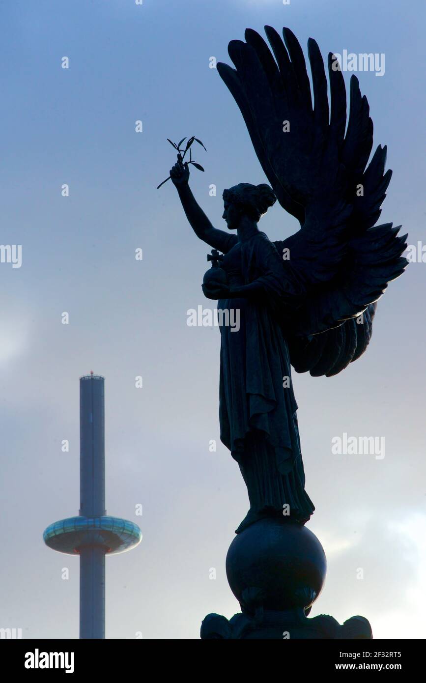 Statue de la paix de 1912 sur la frontière de Brighton Hove. Brighton et Hove, Angleterre. La tour i360 en arrière-plan. Banque D'Images