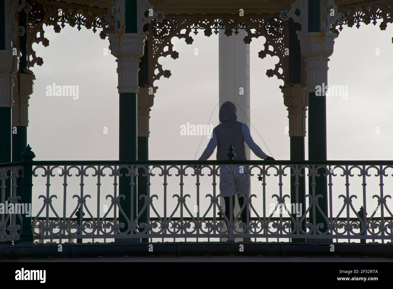 Kiosque à musique victorien de Brighton. Brighton & Hove, East Sussex, Angleterre. Homme sautant. Exercice du matin. Banque D'Images