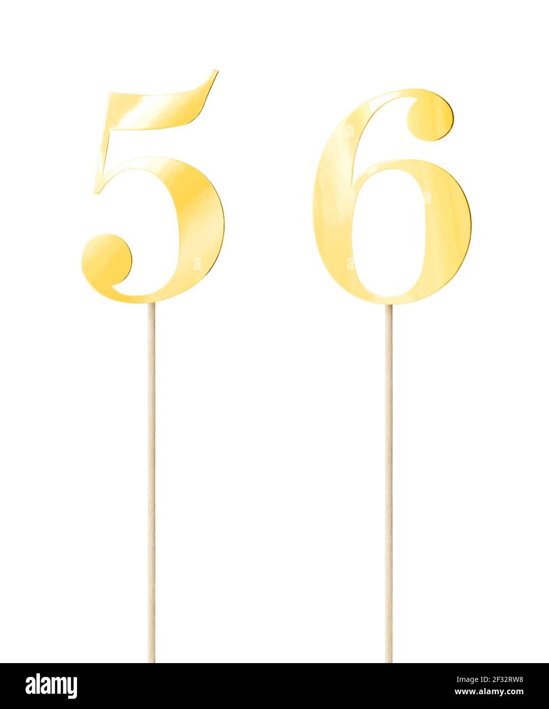 Affiches sur les numéros de gâteau en papier de l'affiche-chapeau or brillant (cinq, six) sur le bâton, isolées sur fond blanc. Masque inclus. Banque D'Images
