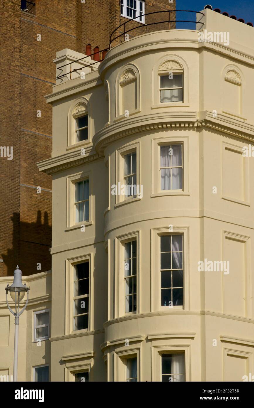 Architecture Regency, Brighton. 131 Kings Road, face à la mer, était la maison de front de mer de Harriet Mellon, ancienne femme la plus riche d'Europe, veuve du banquier Thomas Coutts et épouse du 9ème duc de St Albans. Maintenant le bar Regency Fish ci-dessous. Banque D'Images