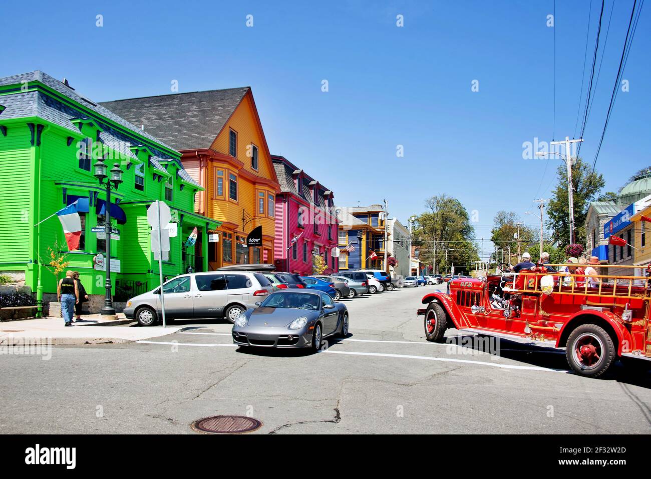 Lunenburg, Canada - le 27 juillet 2014 : ville de Lunenburg, en Nouvelle-Écosse, classée au patrimoine mondial de l'UNESCO, avec ses maisons colorées et son ancien camion de pompiers. Banque D'Images