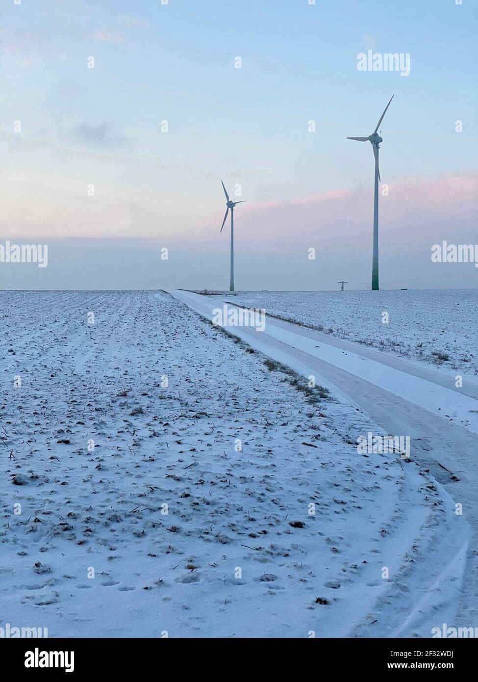 Paysage d'hiver avec moteurs éoliens, Rhénanie-Palatinat Banque D'Images