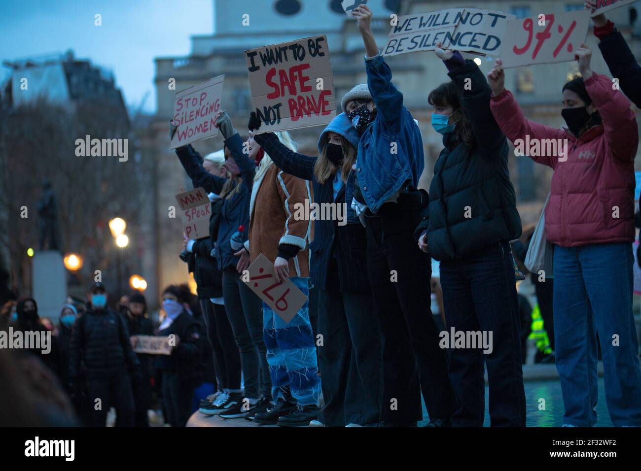 Londres, Royaume-Uni 14 mars 2021 des milliers de personnes se rassemblent à Scotland Yard et Trafalgar Square, suivis de marches jusqu'à Parliament Square, via Downing Street, pour protester contre la tenue de femme à la vigile Sarah Everard. Beaucoup ont également protesté contre le projet de loi sur la police du secrétaire à l'intérieur, Priti Patels, qui sera discuté à la Chambre des communes, ce qui aura une incidence sur le droit de protestation. Crédit : Denise Laura Baker/Alay Live News Banque D'Images