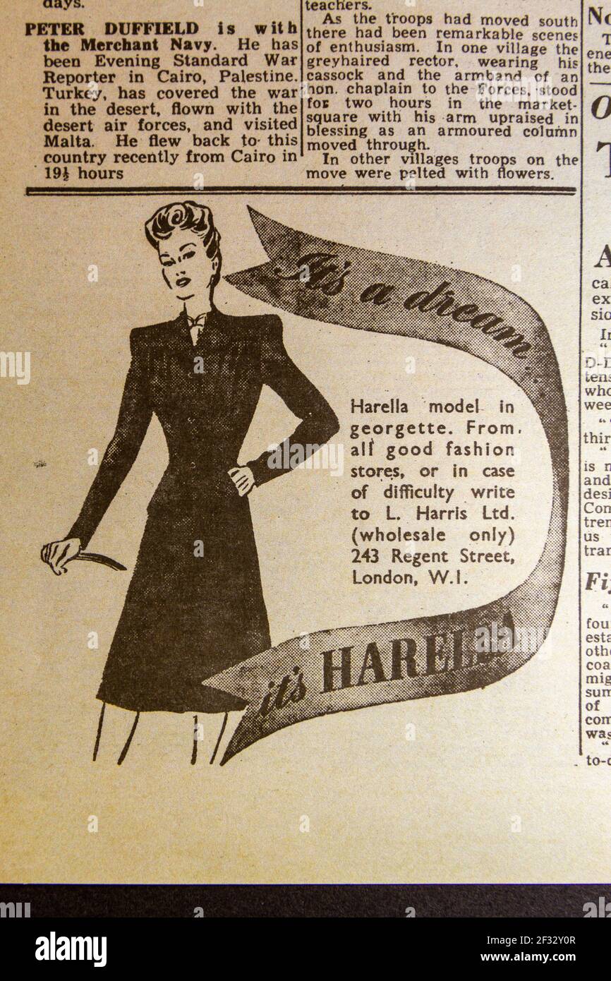 Publicité pour les vêtements de mode Harella dans le journal standard du soir (réplique) le 6 juin 1944. Banque D'Images