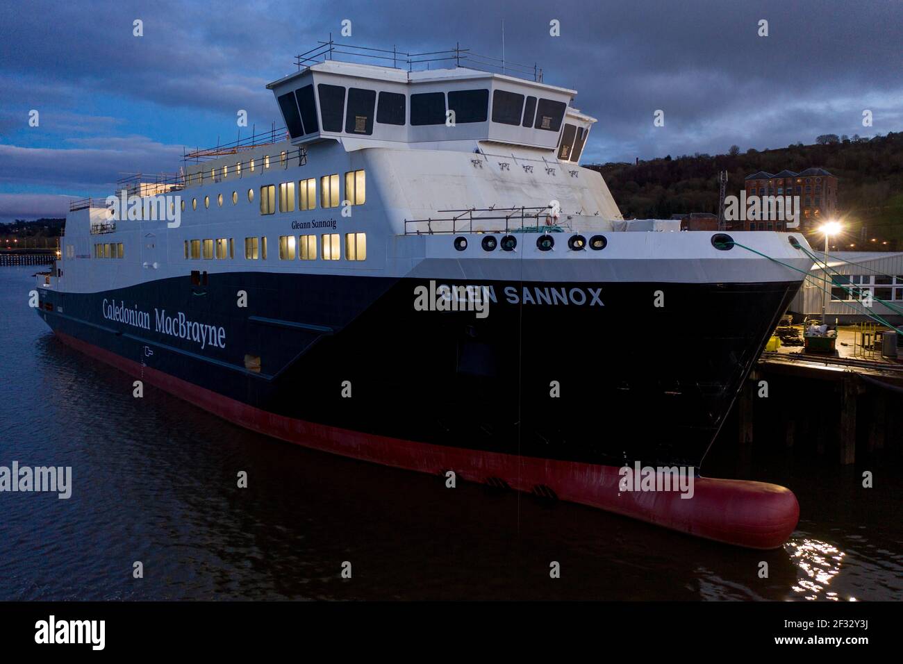 Port Glasgow, Écosse, Royaume-Uni. 14 mars 2021. Photo: Photographie de drone vue aérienne du traversier calédonien MacBrayne (CalMac) nommé Glen Sannox, flotte dans le Firth de Clyde encore en cours de fabrication. Le projet, désormais détenu par le gouvernement écossais, est en retard, mais devrait être livré à MacBrayne Caledonian au cours de l'année à venir. Les arrêts de la COVID19 ont ajouté un coût supplémentaire de 4,3 millions de livres aux coûts de ferry déjà hors budget. Crédit : Colin Fisher/Alay Live News Banque D'Images