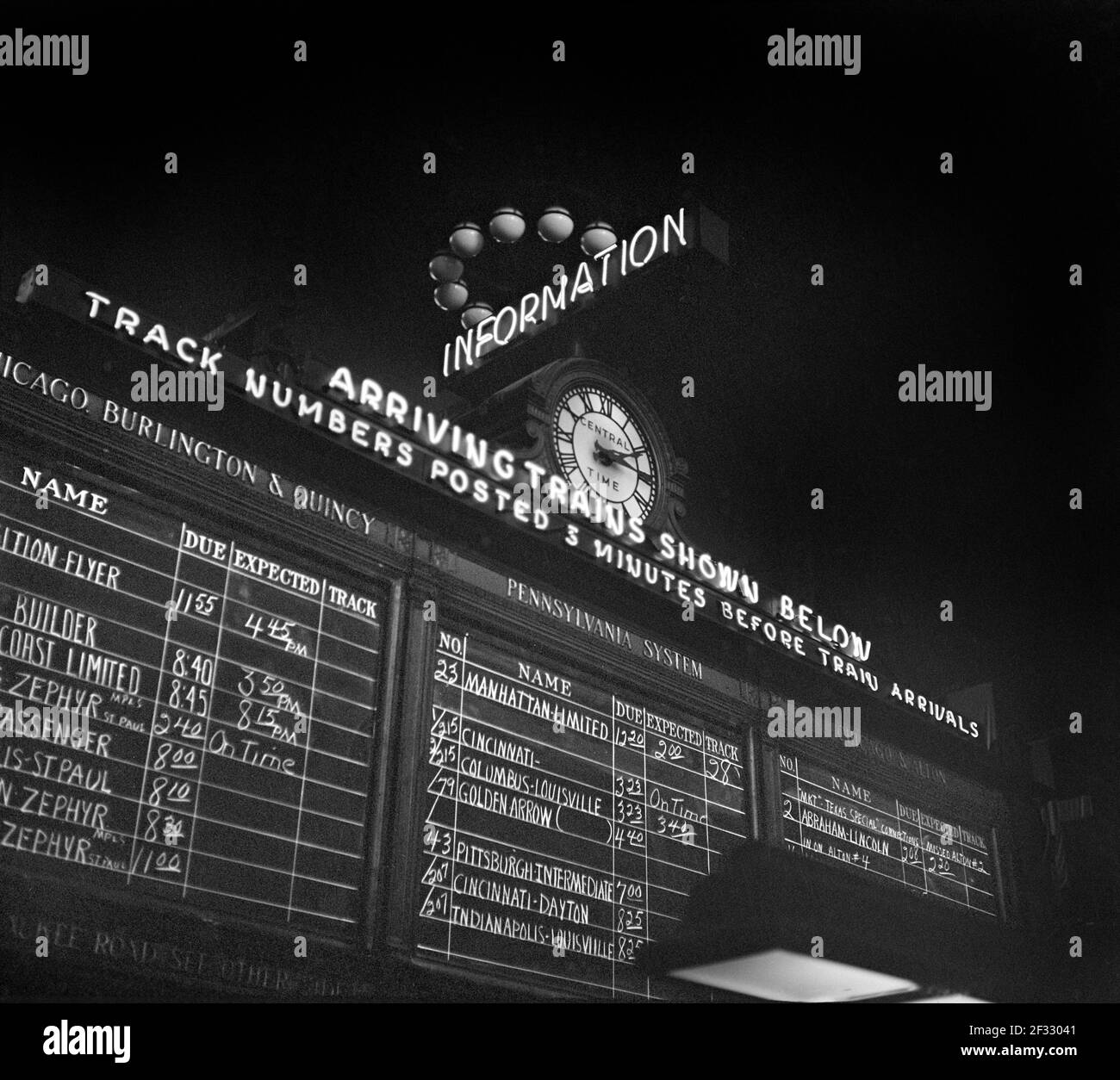 Panneau d'arrivée, Union Station, Chicago, Illinois, États-Unis, Jack Delano, Bureau américain de l'information sur la guerre, janvier 1943 Banque D'Images