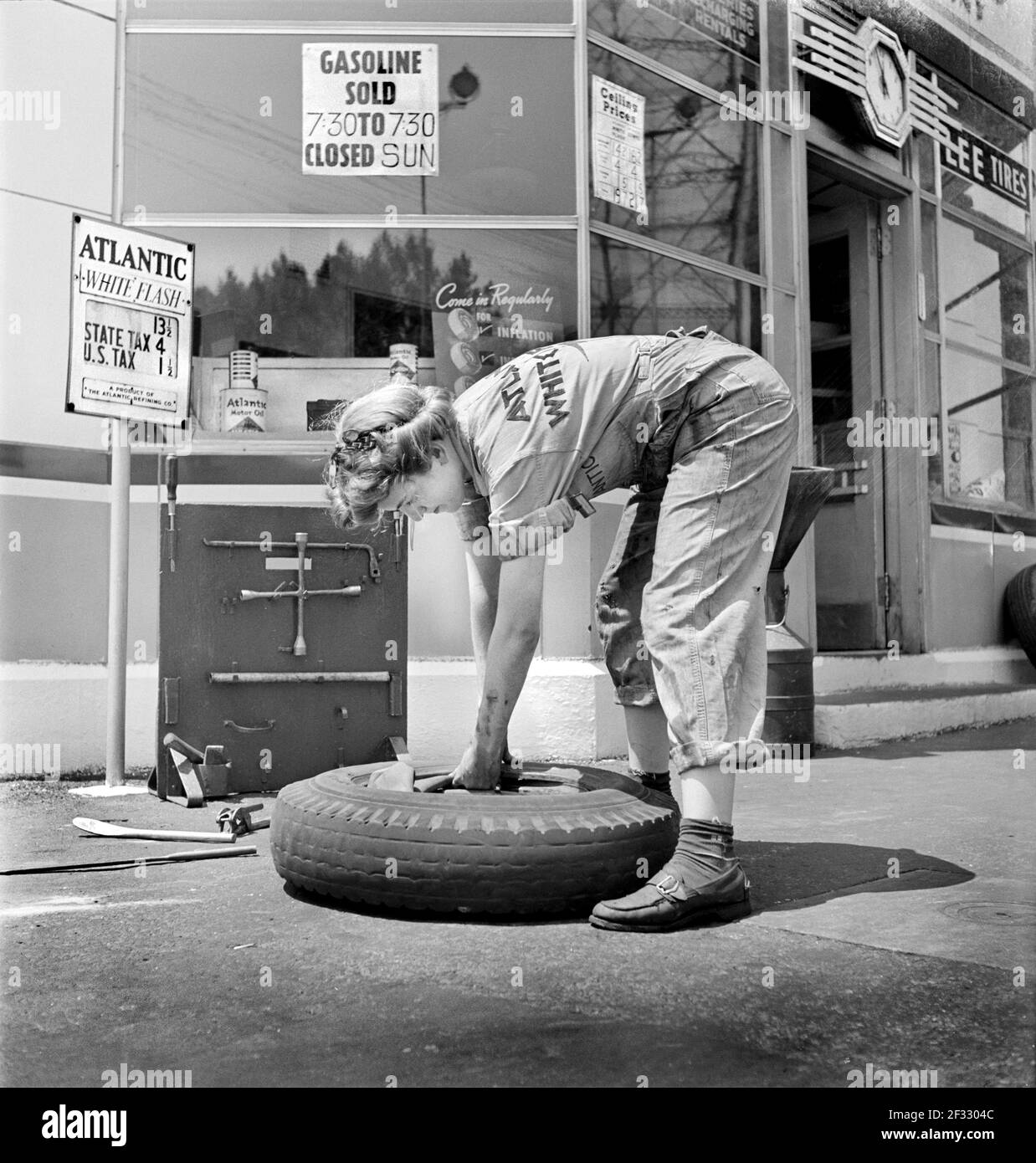 Mlle Natalie O'Donald, agent de garage aux garages de l'Atlantic Refining Company, Philadelphie, Pennsylvanie, États-Unis, Jack Delano pour Office of War information, juin 1943 Banque D'Images