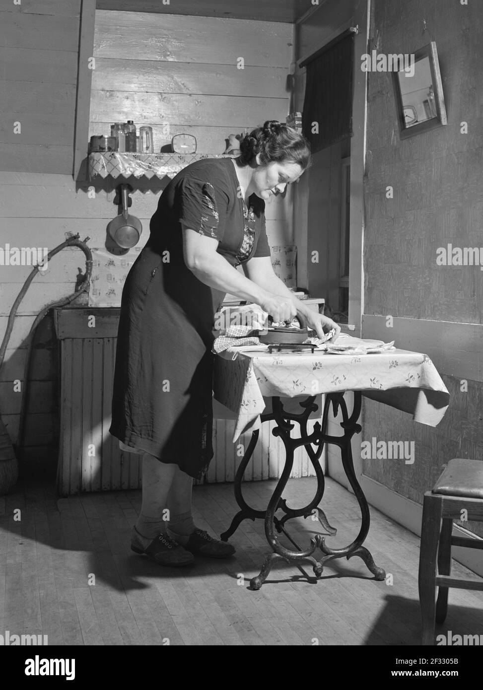 Mme Gaynor qui refait son repassage sur sa ferme, Fairfield, Vermont, Etats-Unis, Jack Delano, U.S. Office of War information, septembre 1941 Banque D'Images