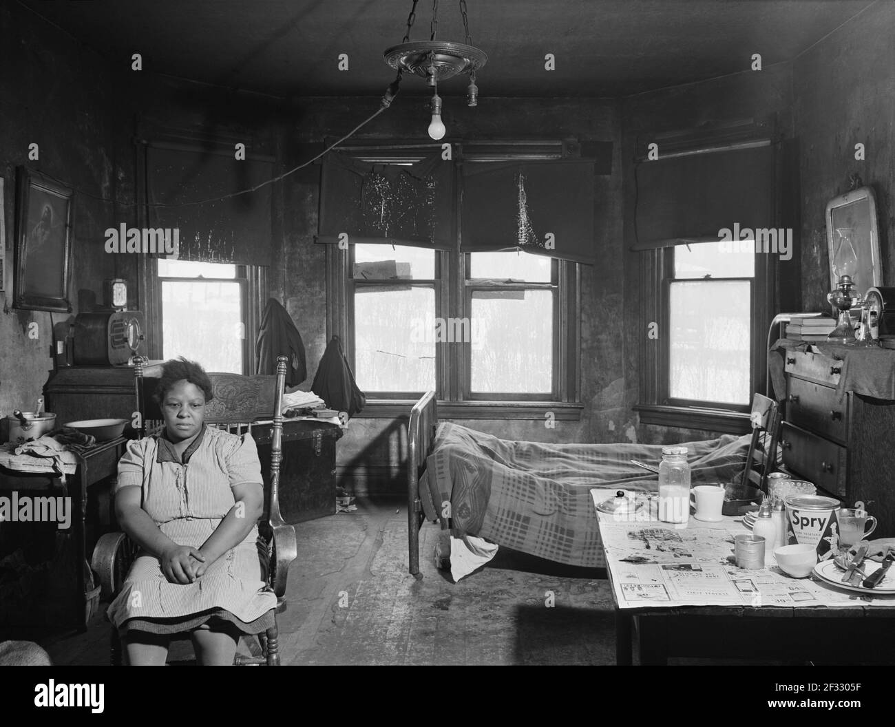 Femme vivant avec sa famille dans une maison en ruine dans le district de Mount Washington de Beaver Falls, Pennsylvanie, États-Unis, Jack Delano, administration américaine de la sécurité agricole, janvier 1940 Banque D'Images
