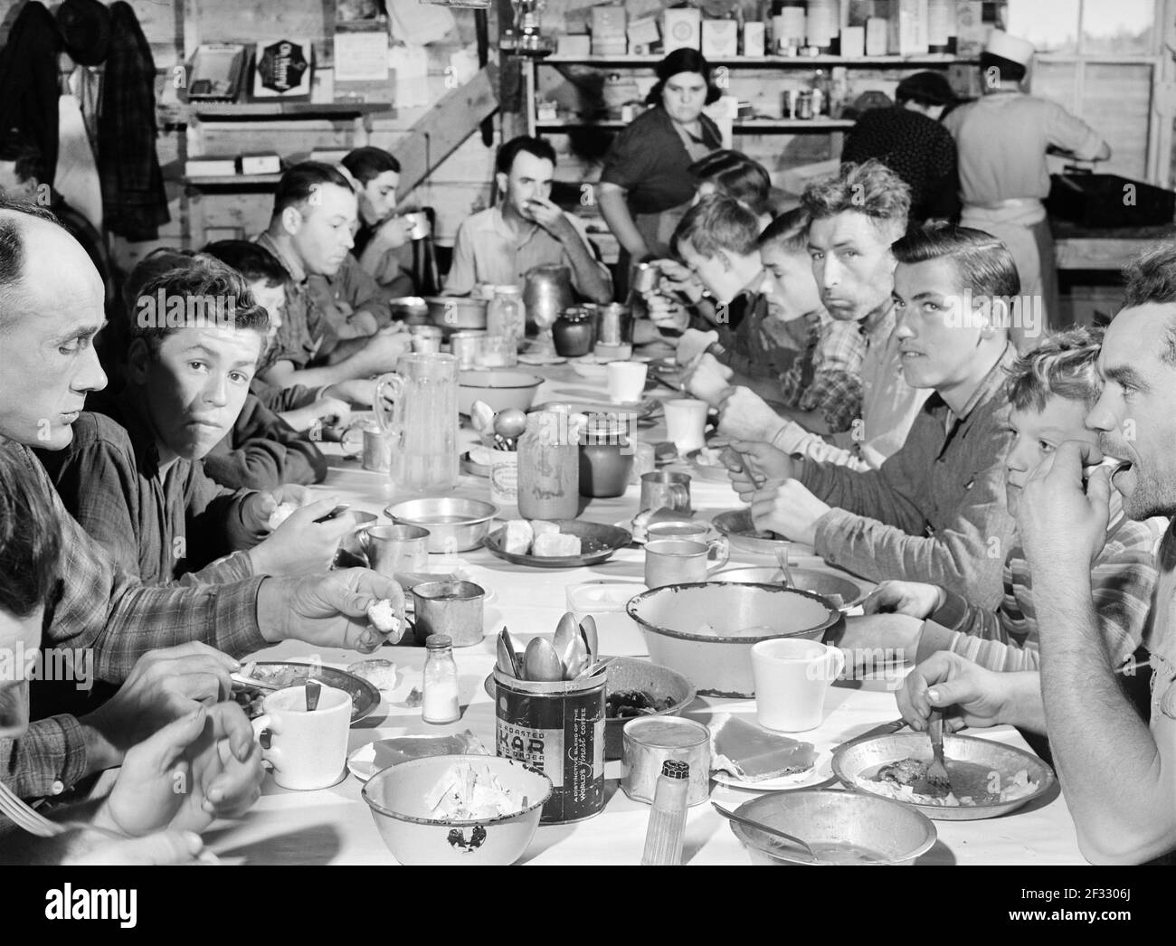 Les cueilleurs et les amateurs de terrain mangent ensemble dans une maison d'outils reconvertie pendant l'heure du déjeuner, Woodman Potato Company, près de Caribou, Maine, États-Unis, Jack Delano, Administration américaine de la sécurité agricole, octobre 1940 Banque D'Images