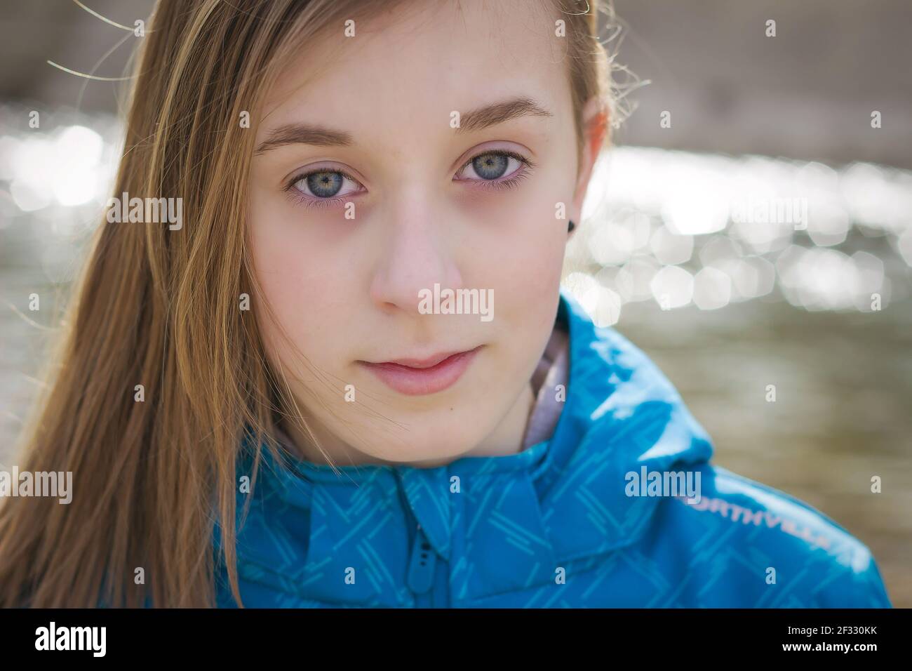 Fille blond aux yeux bleus Banque de photographies et d’images à haute