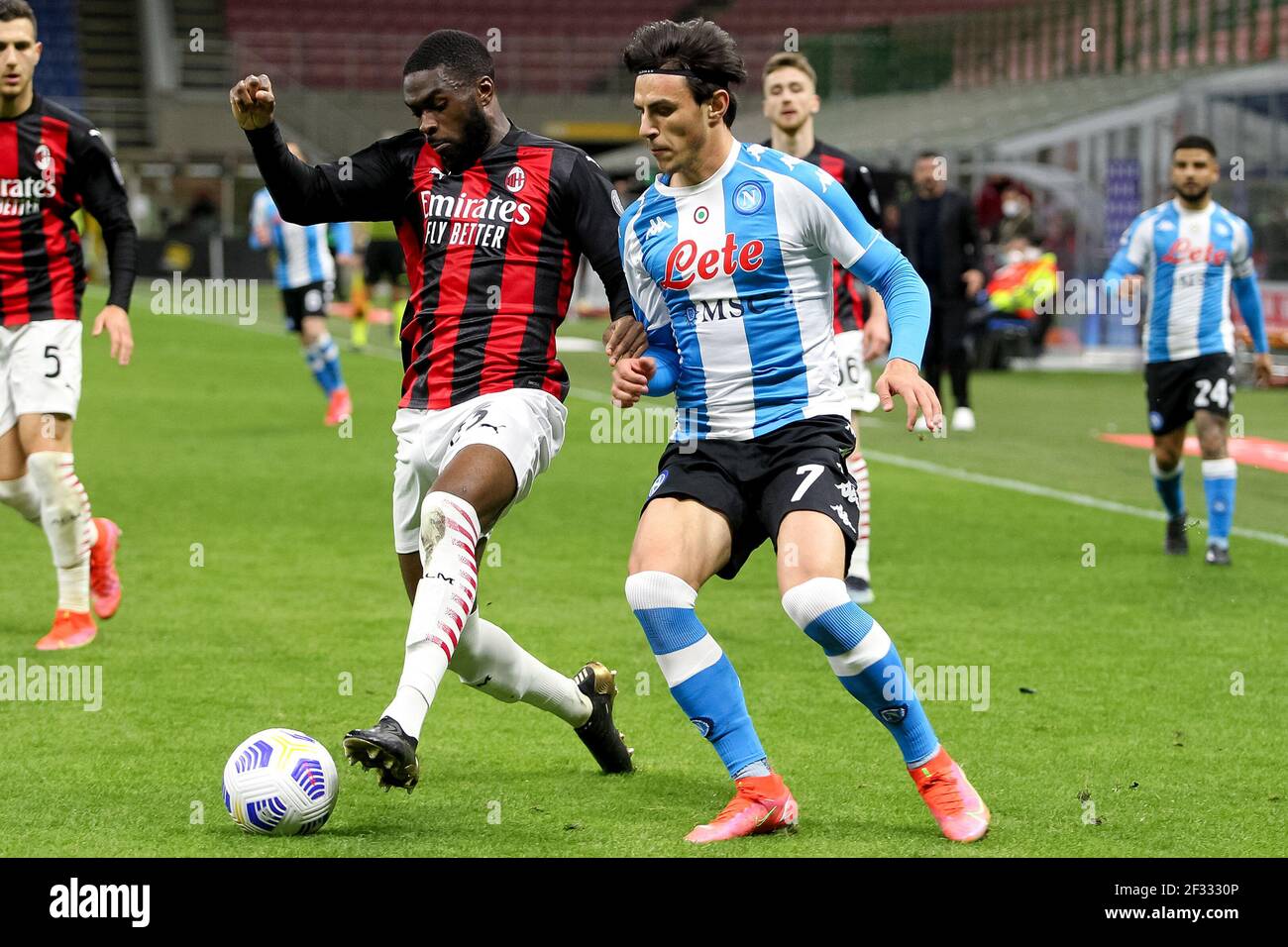 MILAN, ITALIE - MARS 14: Fikayo Tomori de l'AC Milan et Elijf Elmas de Napoli pendant la série UN match entre l'AC Milan et Napoli au Stadio Giuseppe M. Banque D'Images