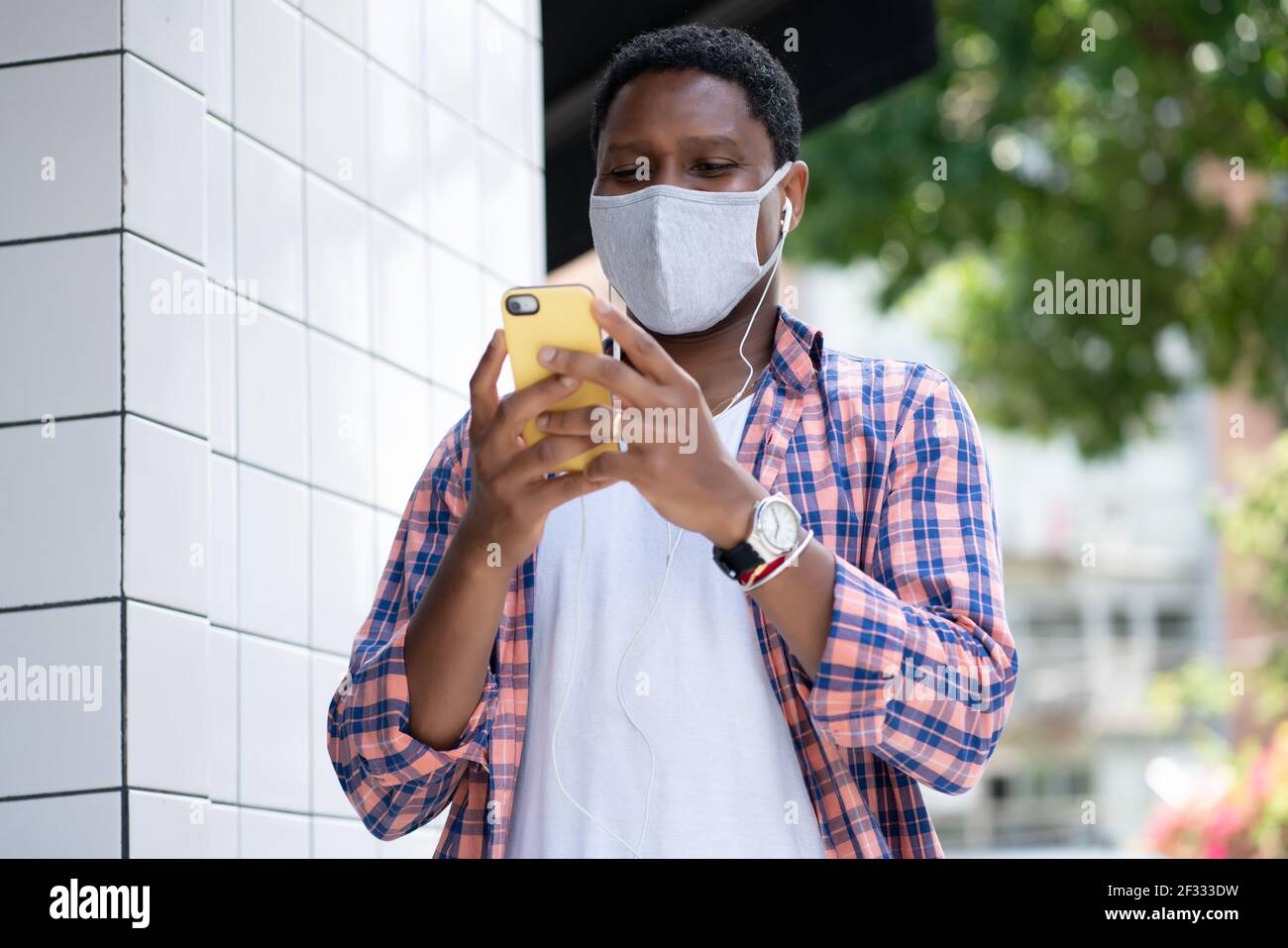 Homme utilisant son téléphone dans la rue. Banque D'Images