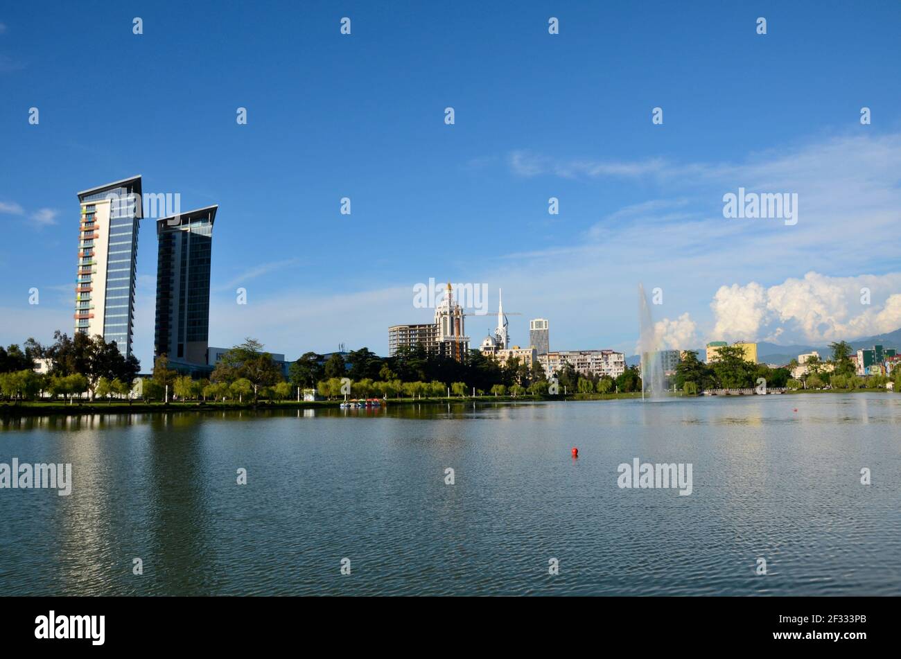 Lac de Nuri Geli Mai 6 parc avec des bâtiments d'horizon et fontaine du centre de Batumi, Géorgie Banque D'Images