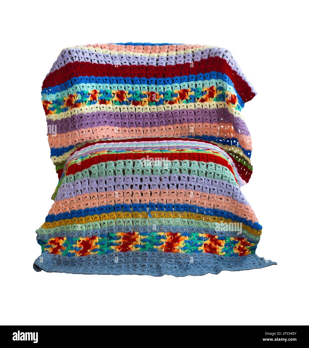 Une couverture en crochet de dentelle au point de bâton de couleur vintage drapée au-dessus d'une chaise créée par l'artiste américaine du textile Margaret Braaten (1914-2004). Banque D'Images