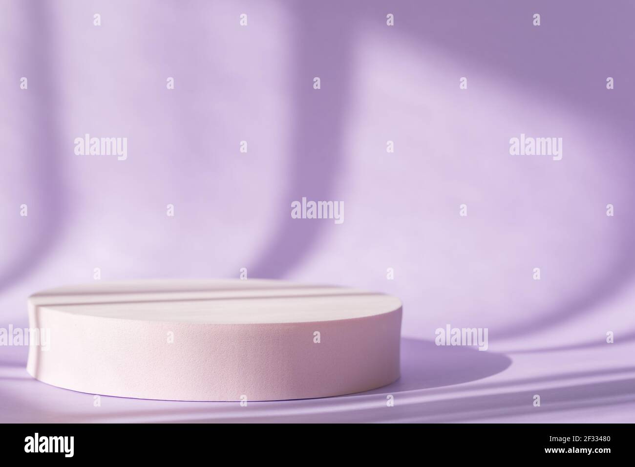 Effet de superposition d'ombres naturelles sur la surface violette, thème pastel printemps. Toile de fond lilas avec podium rond rose, affichage, maquette. Produit cosmétique Banque D'Images