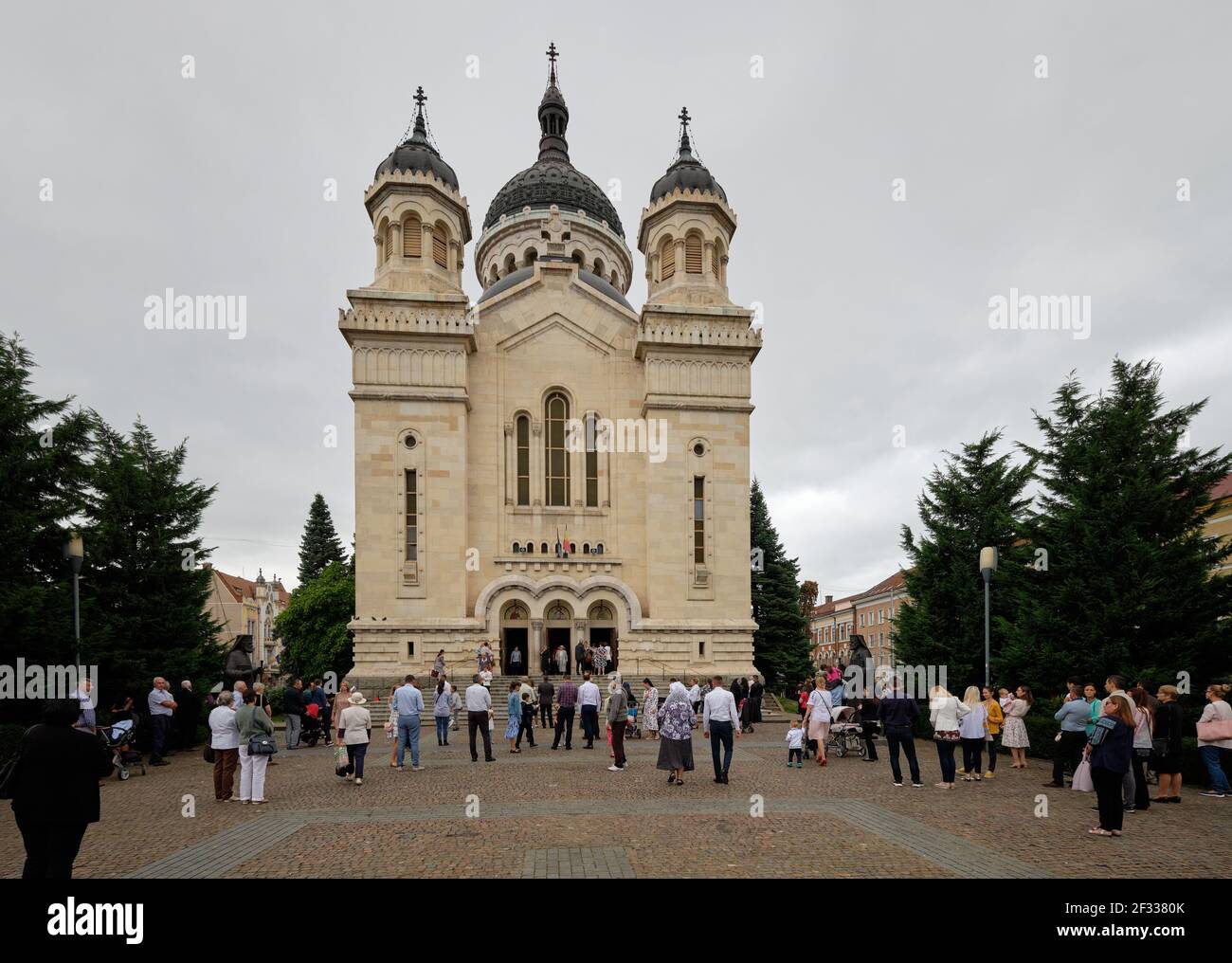 Cathédrale métropolitaine de Cluj-Napoca, dédiée à l'« Assomption », avec des personnes se rassemblant après la messe Banque D'Images