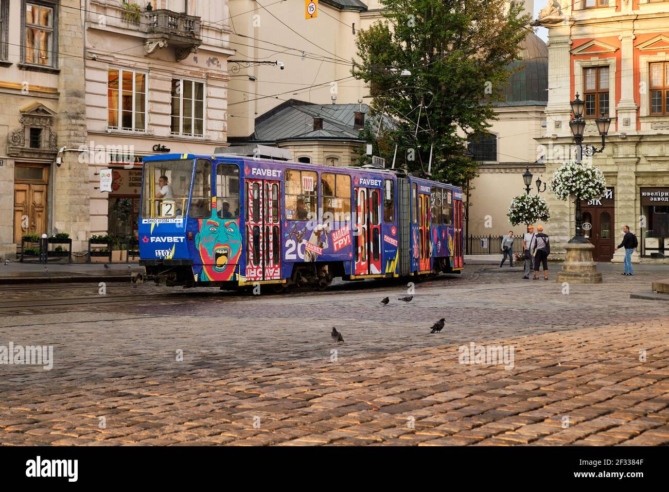 Tramway traversant la place Rynok dans le centre de Lviv, Ukraine Banque D'Images