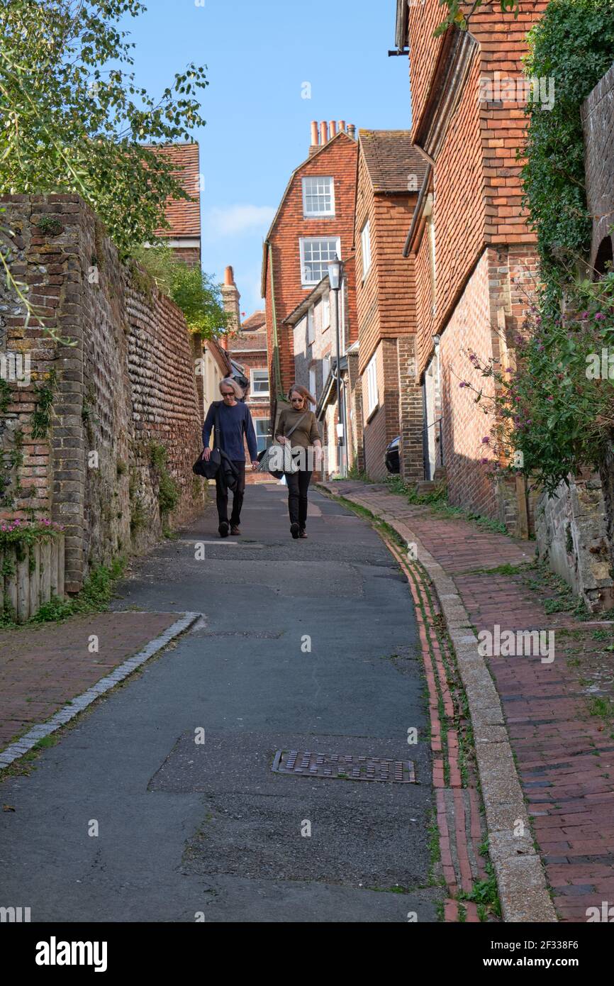 Couple descendant une rue étroite et raide dans Lewes East Sussex Banque D'Images