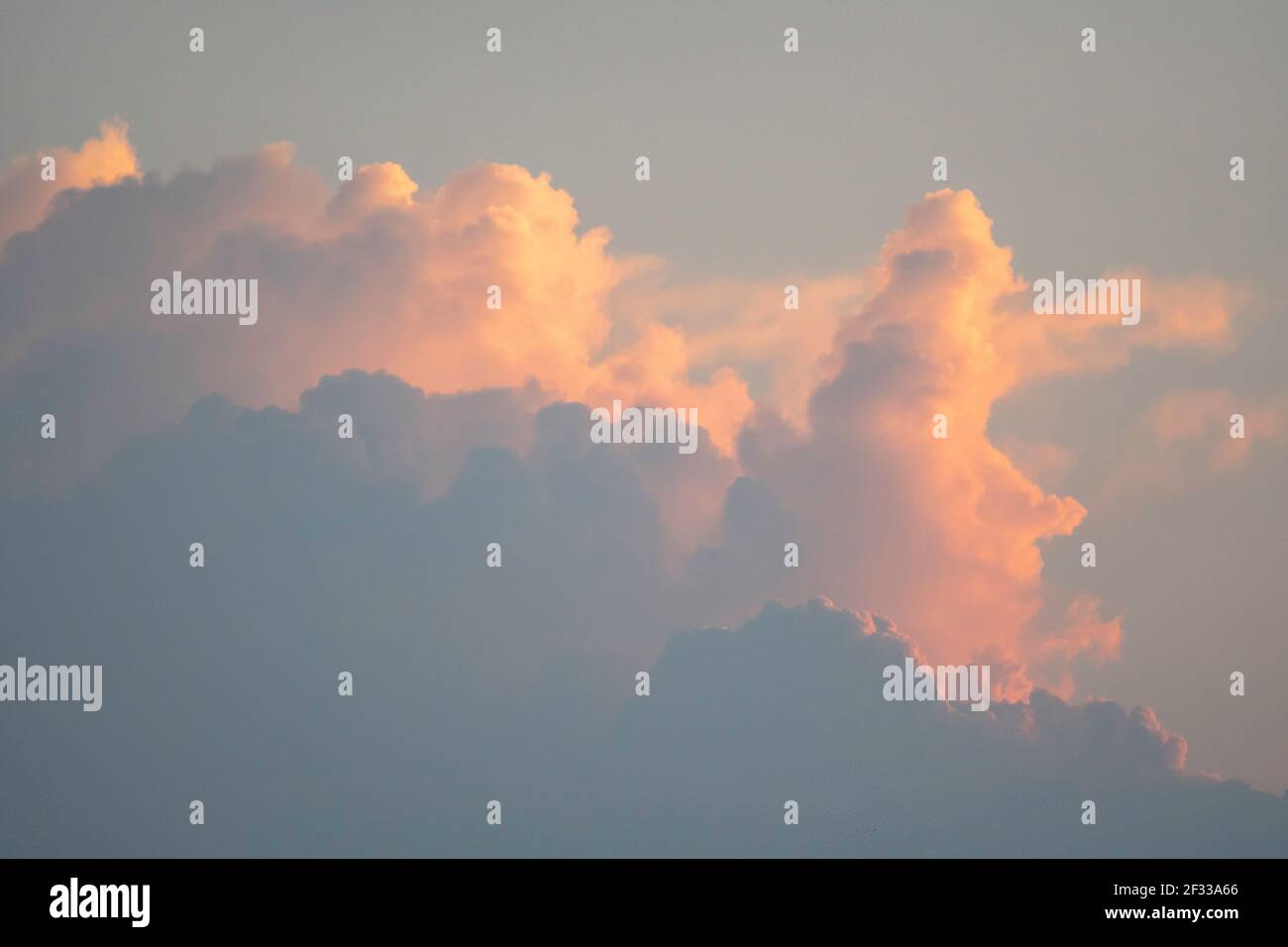 Ciel bleu d'été et fond de nuages blancs. Beau ciel clair nuageux en pleine lumière du soleil au printemps. Panorama d'un paysage de nuages cyan vif dans un environnement de nature. O Banque D'Images