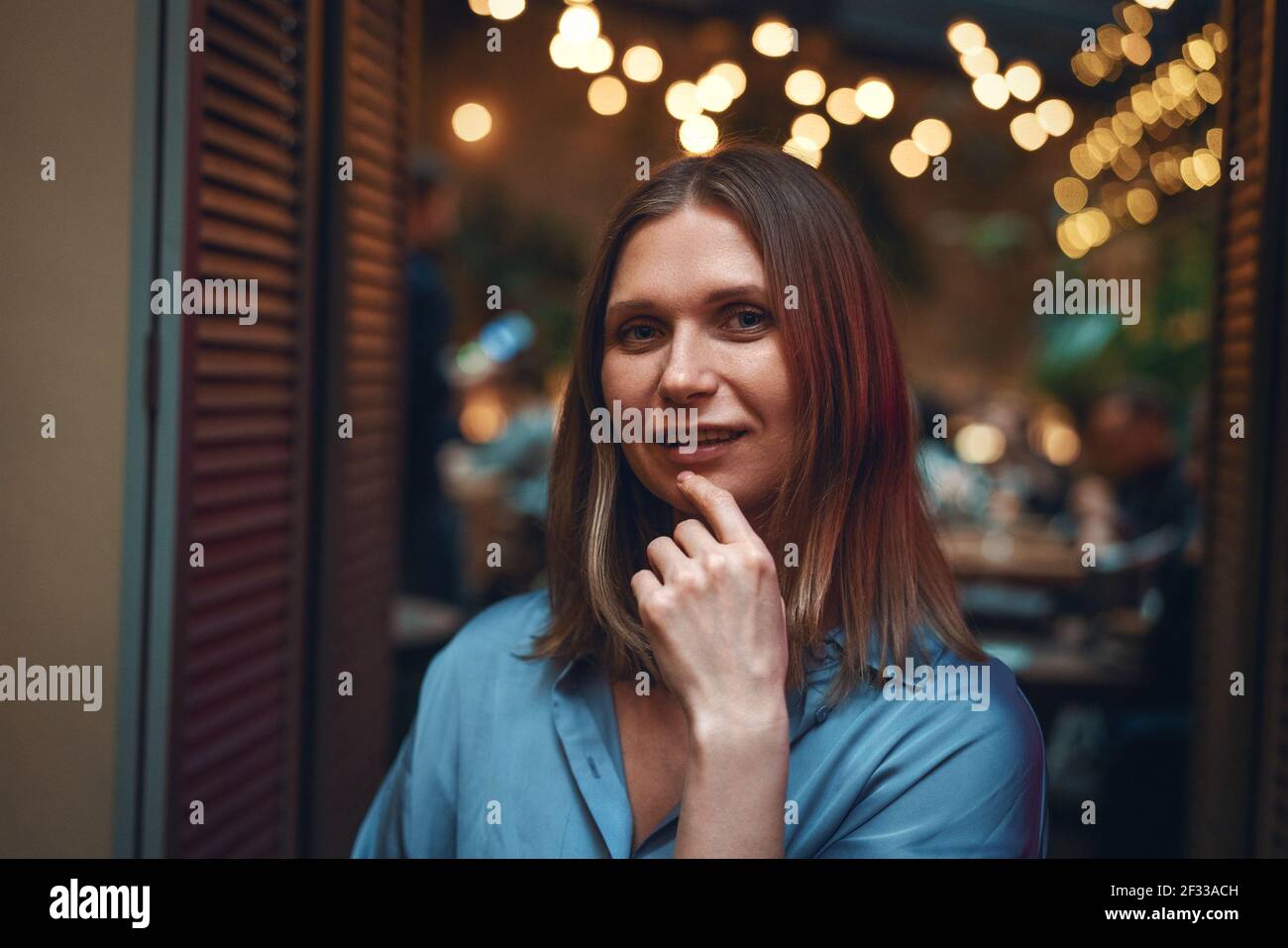 Portrait de femme, dans un café gros plan de l'expression faciale rêveuse Banque D'Images